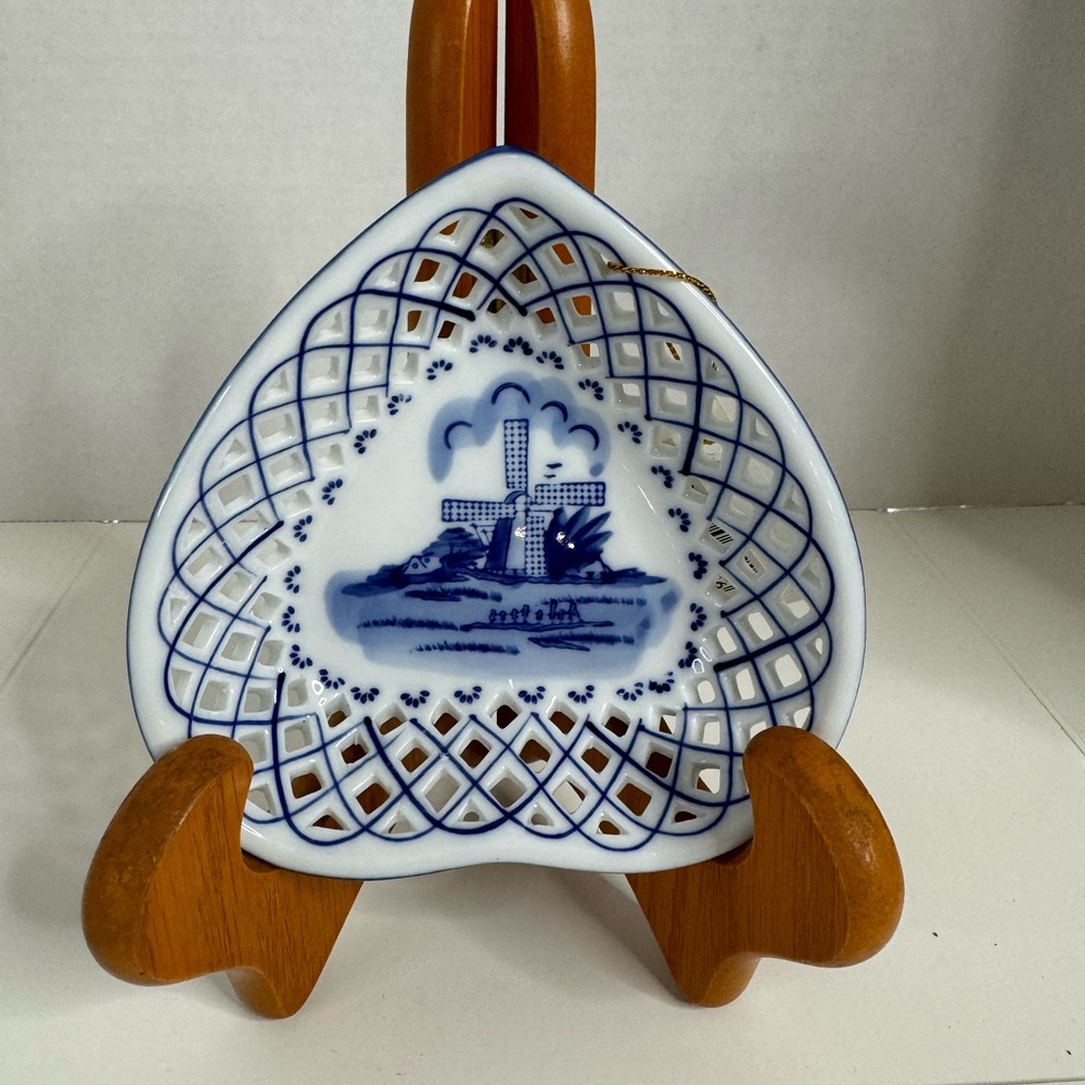 Delftware Holland Handpainted Blue and White Heart shaped Trinket Dish. (5-O) - Picture 2 of 5